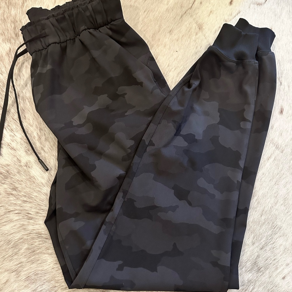 Lululemon Black and gray Camouflage joggers